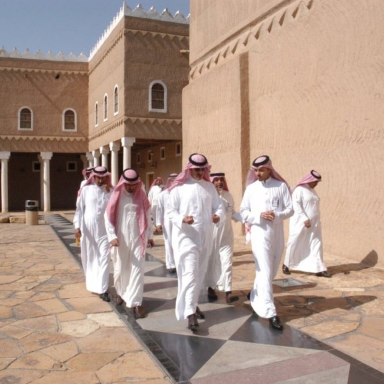 الأمير سلطان يوثق 15 موقع تراثي في السعودية 