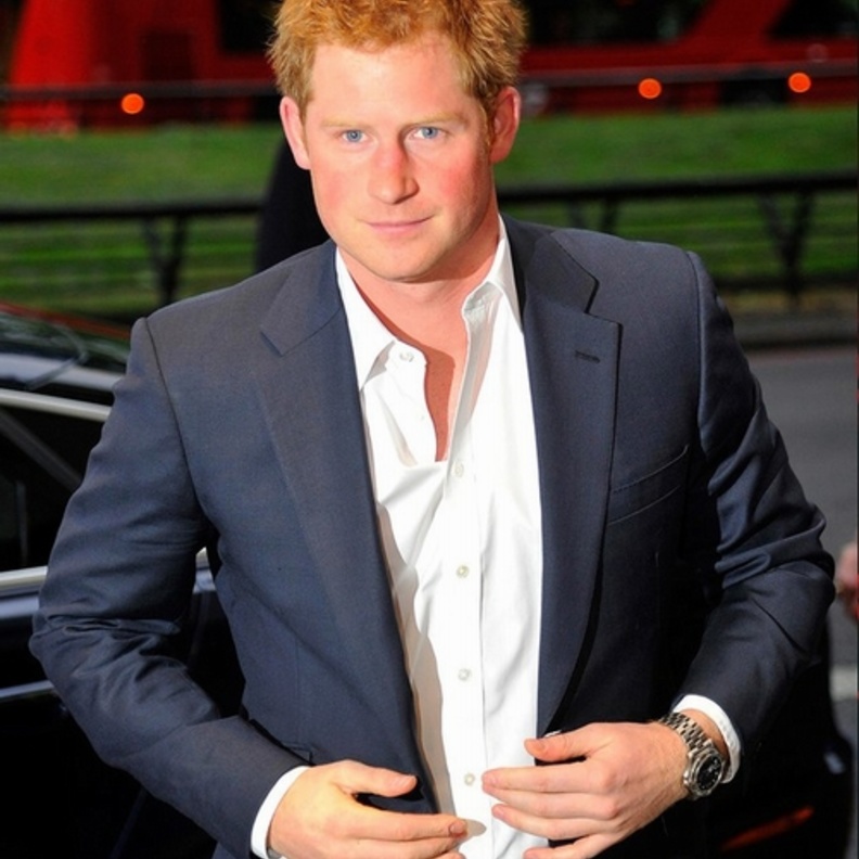 الأمير هاري في البدلة الرسمية من دون ربطة عنق