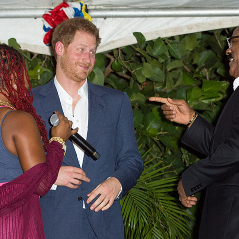 الأمير هاري يحمر خجلا بسبب ميجان ماركل