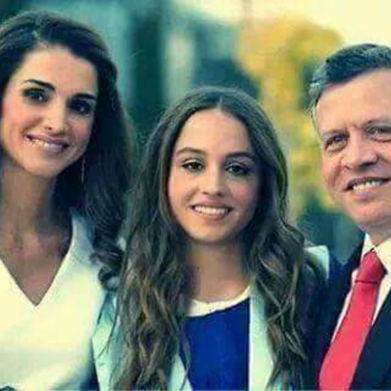 الأميرة إيمان بين والديها