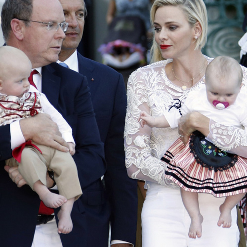 شارلين تحمل طفلتها