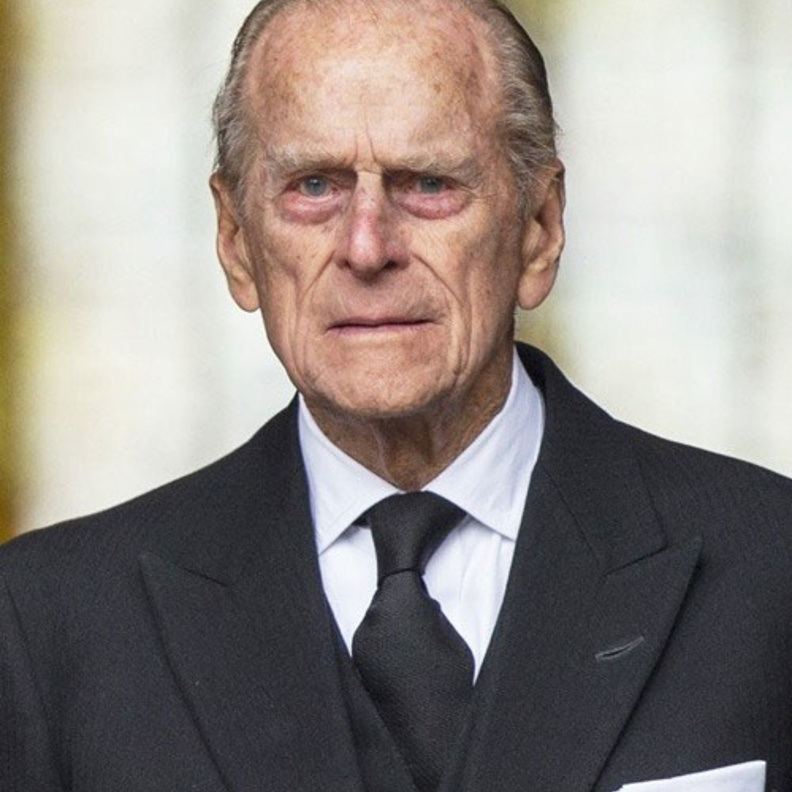 الأمير فيليب يوجه اللعنات لأحد المصورين 