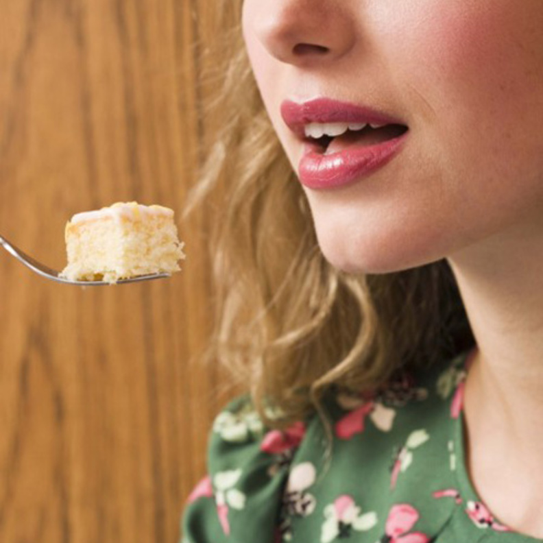 تذوق كيكة حفل الزفاف