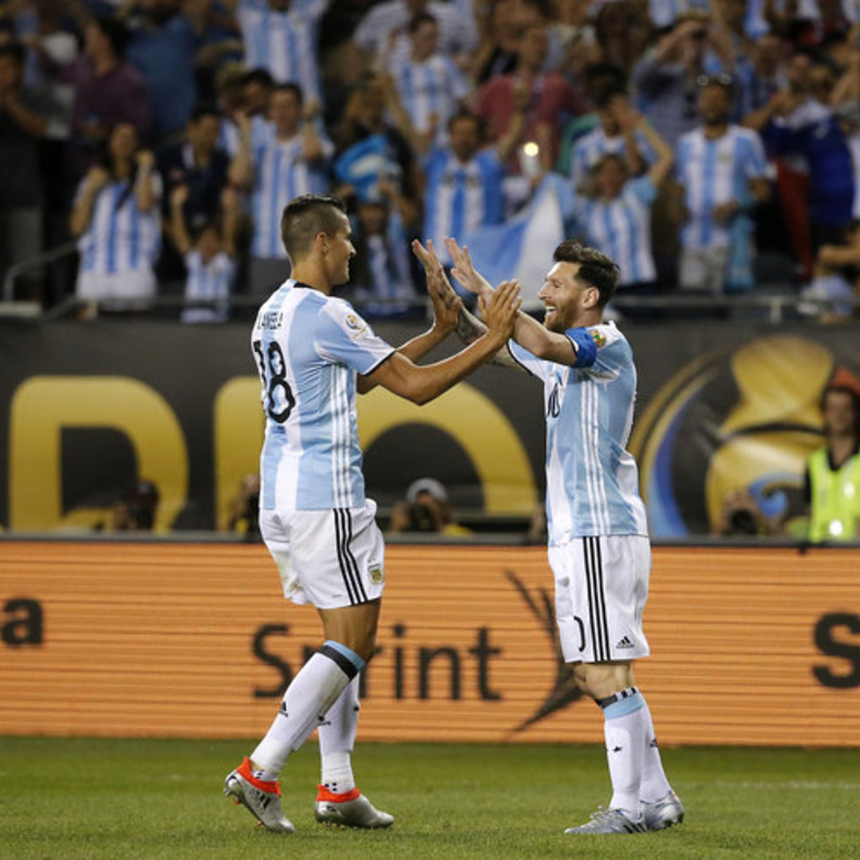 هاترك ميسي يقود الارجنتين إلى ربع النهائي