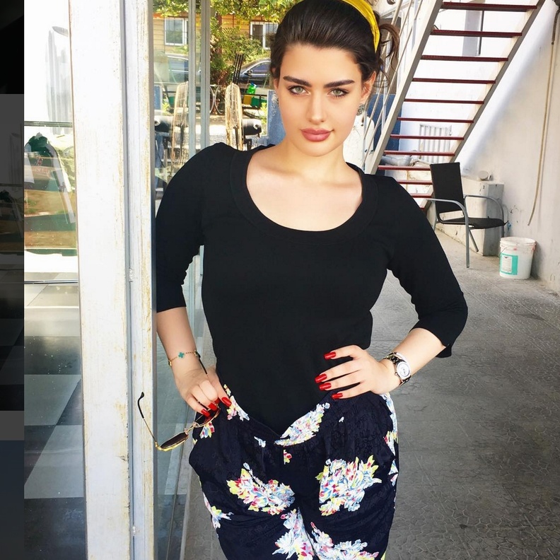 تختار روان الالوان الكلاسيكية لاطلالتها الصيفية 