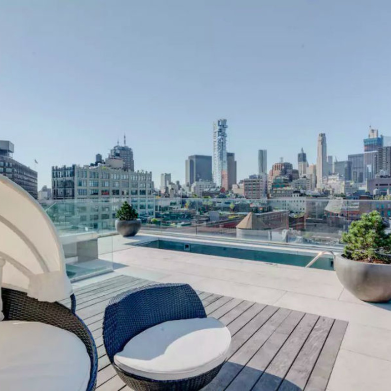 الاطلالة المبهرة لشرفة السطح على المدينة