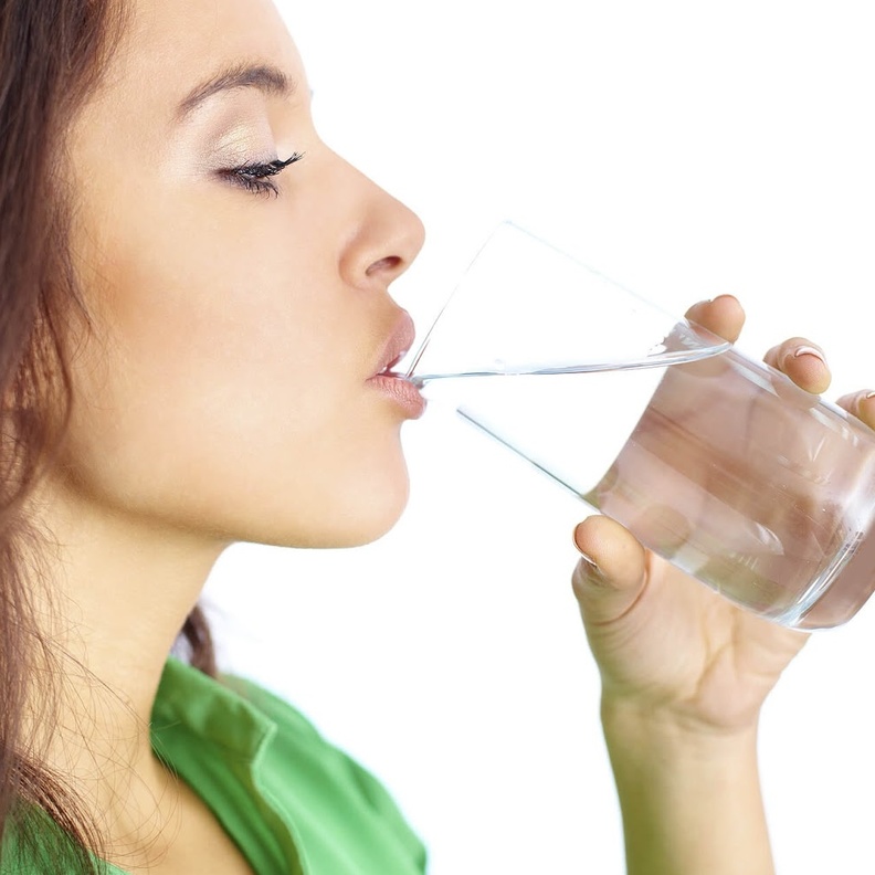 الاكثار من الماء مهم في علاج البشرة الجافة