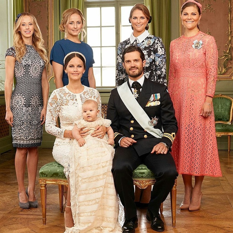 الامير الكسندر مع والديه وابائه وامهاته الروحيين