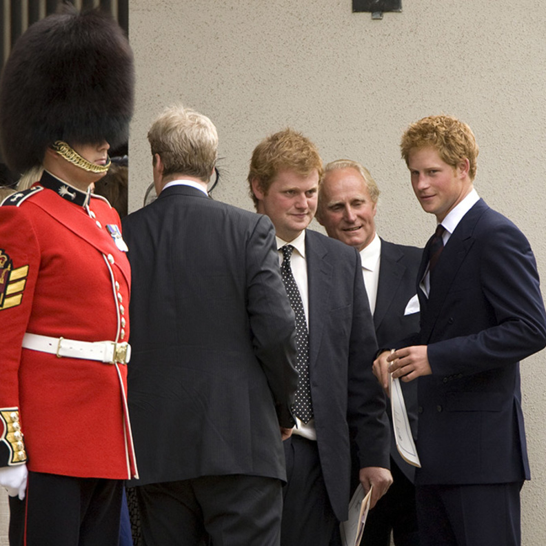 الامير هاري ظل محتفظا بعلاقته القوية مع اسرة والدته