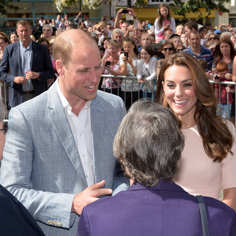 الامير وليام يرد على مواطنة والدتي اجمل
