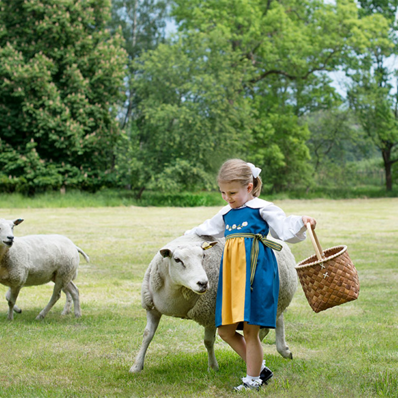 فيكتوريا تحمل اوسكار وبجانبها استيل
