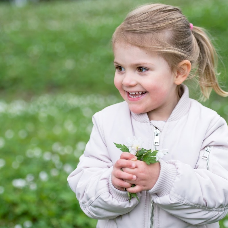 الاميرة استيل Princess Estelle تتلقى دروسا في الباليه