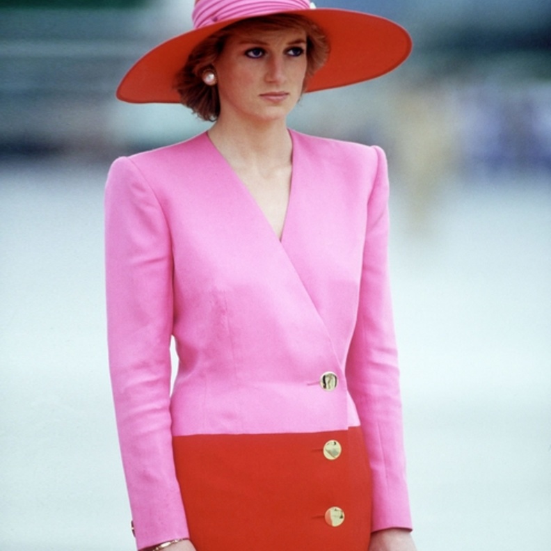 الاميرة ديانا تنسف الوان الاحمر مع الزهري باسلوب برجوازي