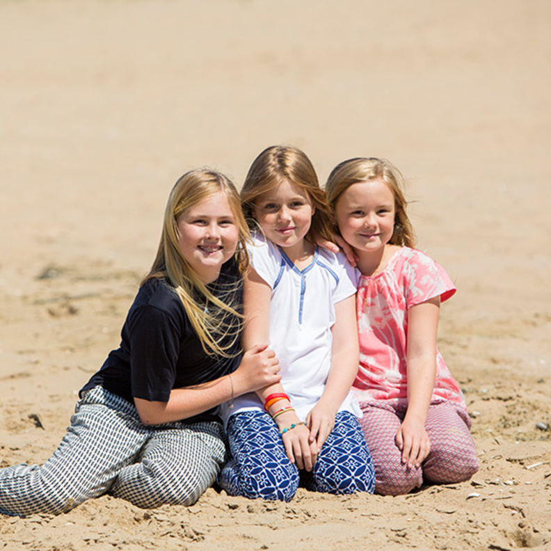 الاميره اليكسا تتوسط شقيقاتها