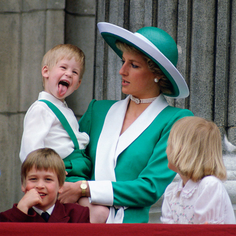 الاميره ديانا تحمل وشقاوة الامير هاري المعتادة
