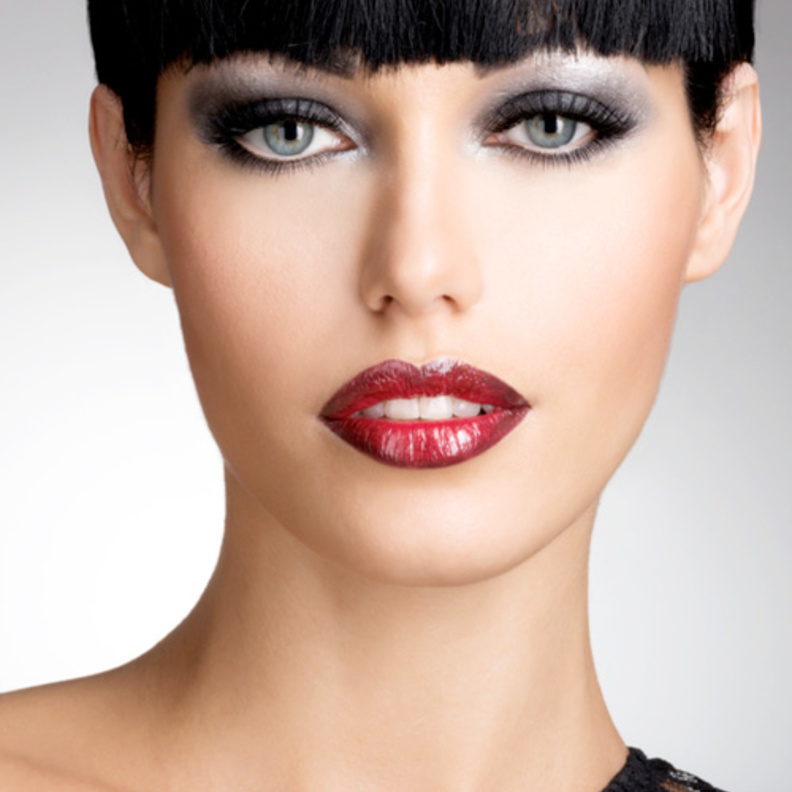 الأحمر المخملي لن يغيب عن شفتيك