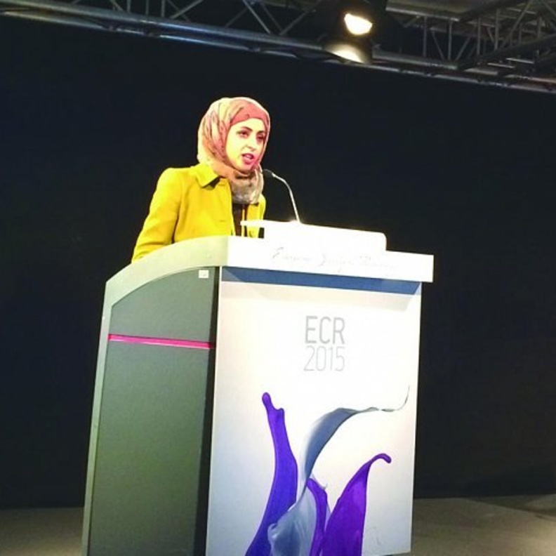 الباحثة وفاء أبو طالب في المؤتمر