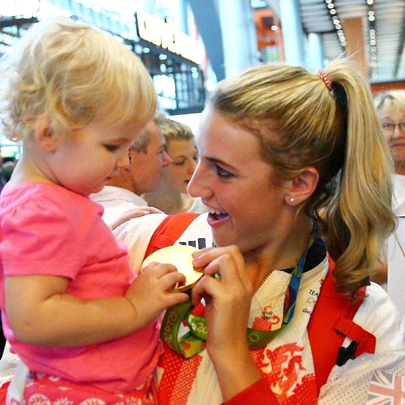 البعثة البريطانية تلقت استقبالا حارا في المطار