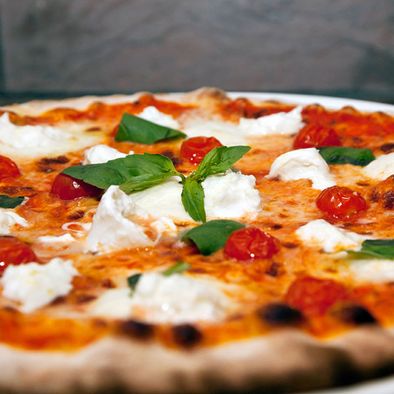 البيتزا الايطالية الشهية لدى Massimo's