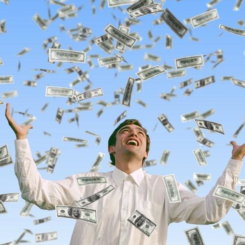 التحقيق مع ثري عربي يرمي بأكثر من 22 ألف دولار في الشارع