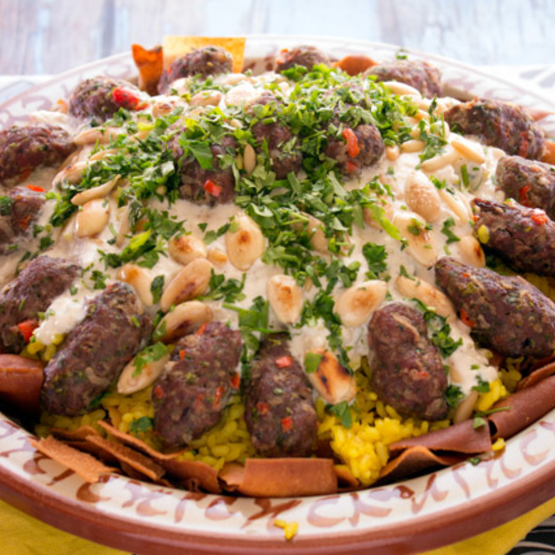 التركيز على الاطباق الرئيسيه و تقليل كميات المقبلات يحد من الاسراف