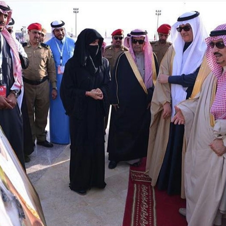 التشكيلية نورة بن سعيدان تسلم امير الرياض اللوحة في ختام البطولة