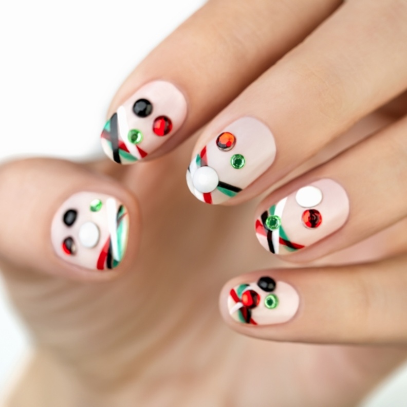 التفنّن على الأظافر مع محلاّت وجوه في اليوم الوطني الإماراتي