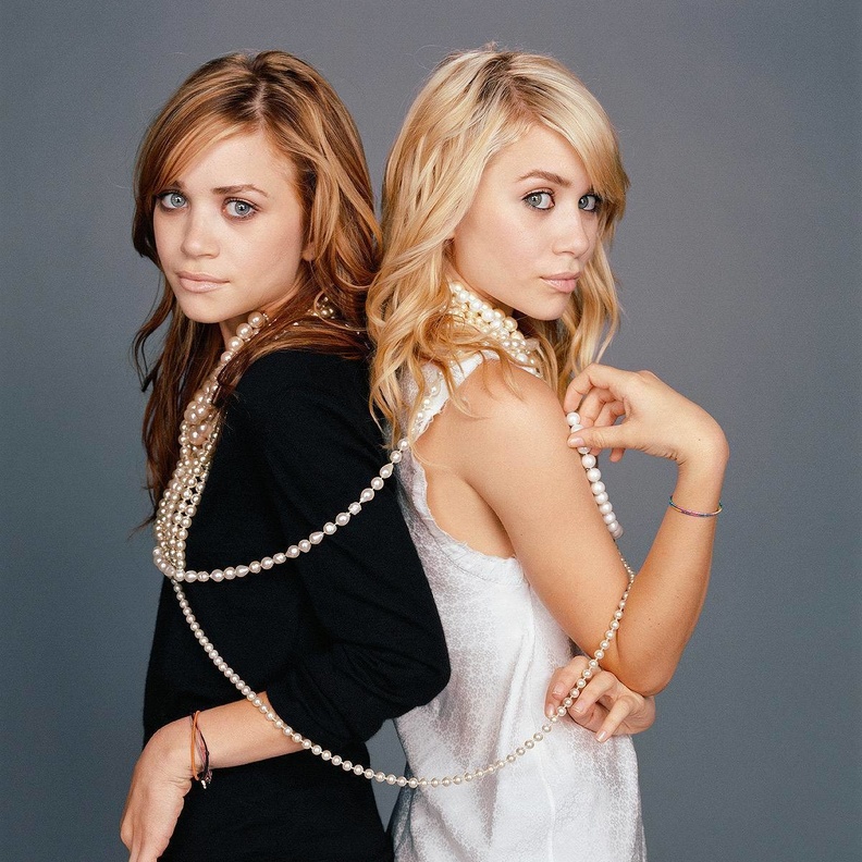 التوأم أولسن تبدعا في تصميم الأزياء