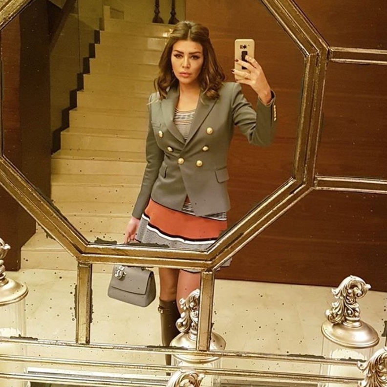 الجاكيت الجلدية باللون الزيتي