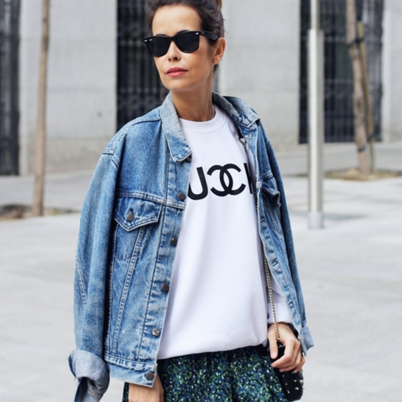 الجاكيت الجينز منسّق مع التّنورة المعرّقة لستايل مختلف