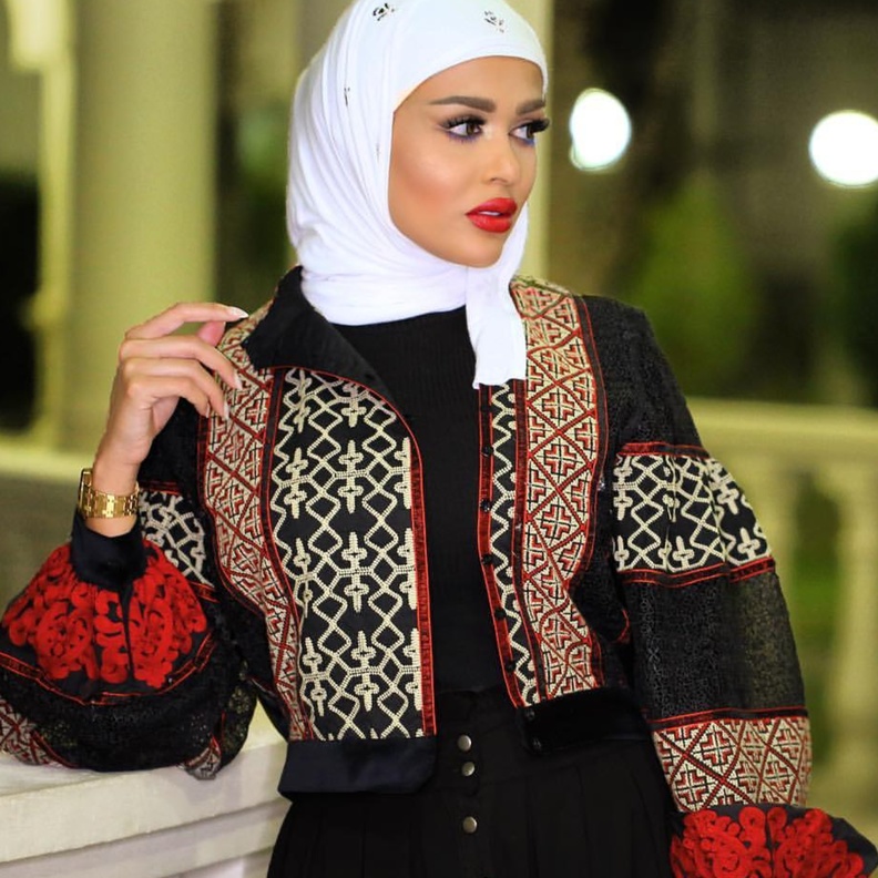 الجميلة مرمر تعشق اناقة الحجاب الابيض