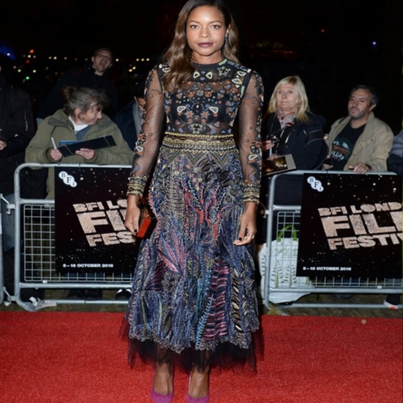 الجميلة ناعومي هاريس Naomie Harris بفستان مشرق ومزخرف