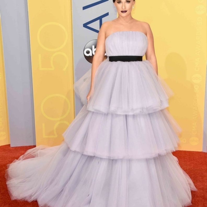 الجميلة Kacey Musgraves تختار فستان راقي ذات الطبفات المتعددة من دار كريستيان سيريانو Christian Siriano