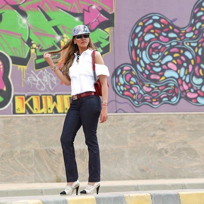 الجنز الغامق ايضا من ملابس الصيف 