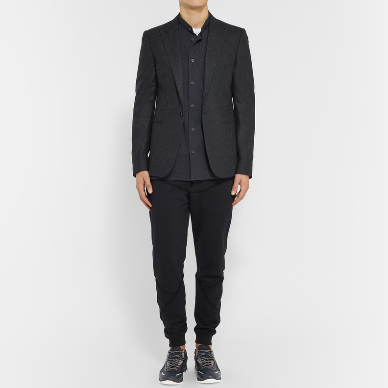 الحذاء الرياضي من لانفان مع بنطلون وبليزر أسود