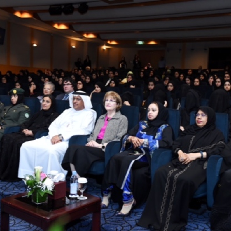 الحضور يتابعون الاحتفالية