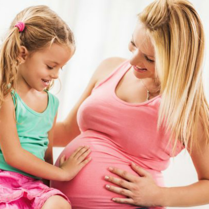 الحمل و الولادة .. كيف تصفينها لطفلتك المتشوفة للمعرفة