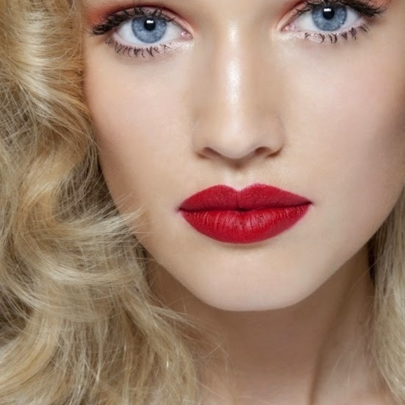 الحواجب البنية يليق بها الشفاه الحمراء