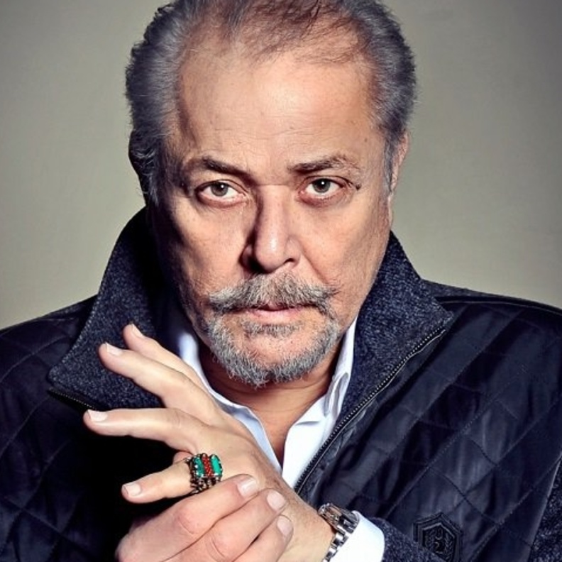 الراحل محمود عبد العزيز في أسلوب شتوي عصري