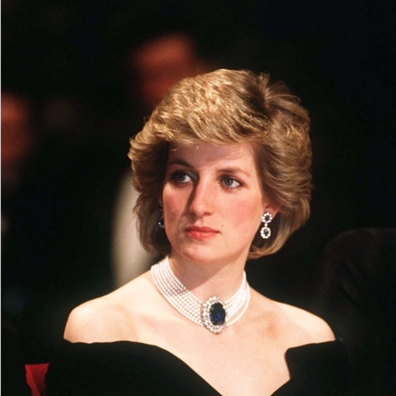 الراحلة الليدي ديانا باطلالة رائعة بعقد تشوكر فاخر حيث شكّلت هذه الصيحة أبرز اتجاهات الموضة في التسعينيات