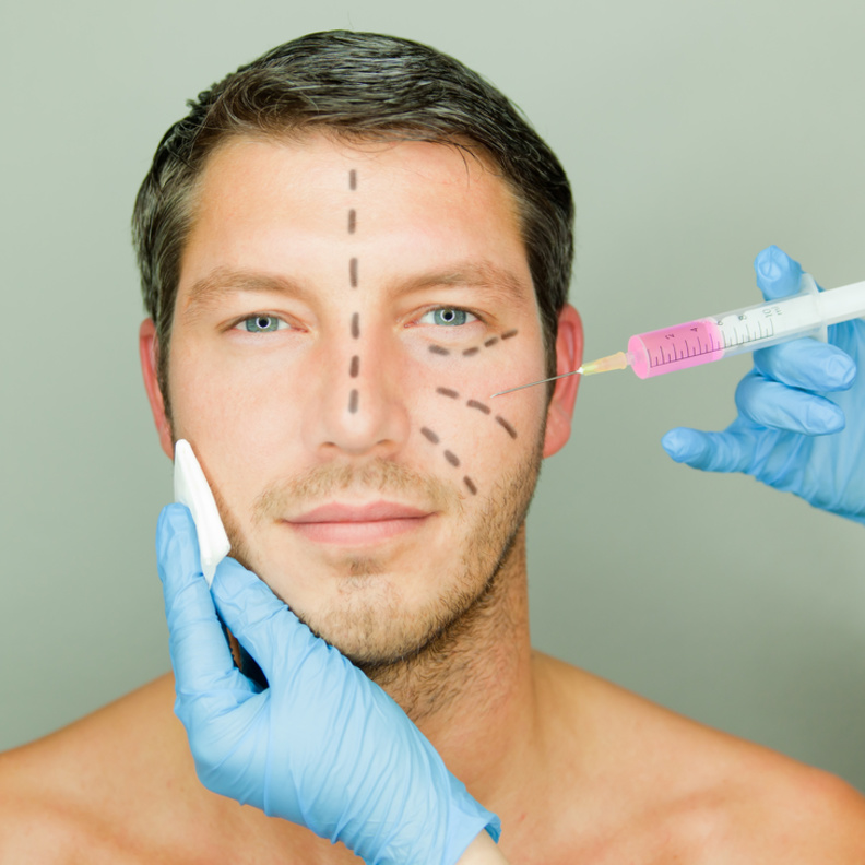 سعوديون يزاحمون النساء على عيادات التجميل