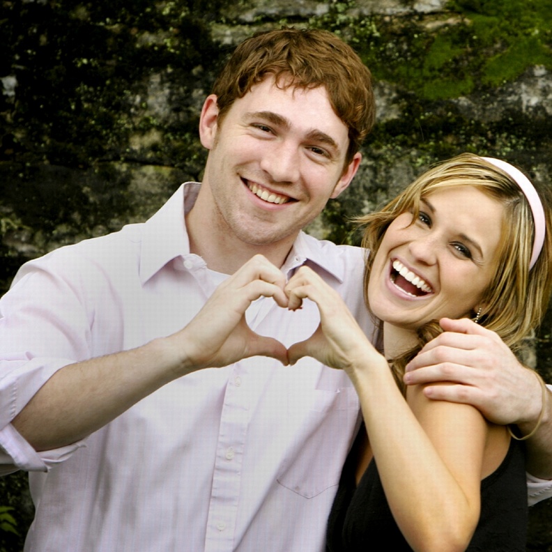 الرجل يميل الى الفتاة المرحة اكثر من المرأة الجميلة