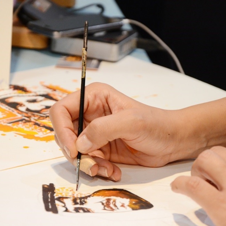 الرسم بالقهوة في المعرض السابق 