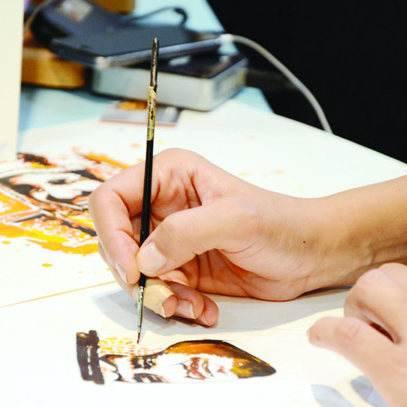 الرسم بالقهوة في معرض القهوة والشوكولاتة