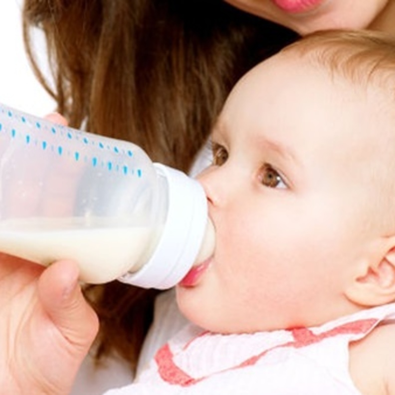 الرضاعة الصناعية قد تودي بحياة طفلك لهذه الأسباب