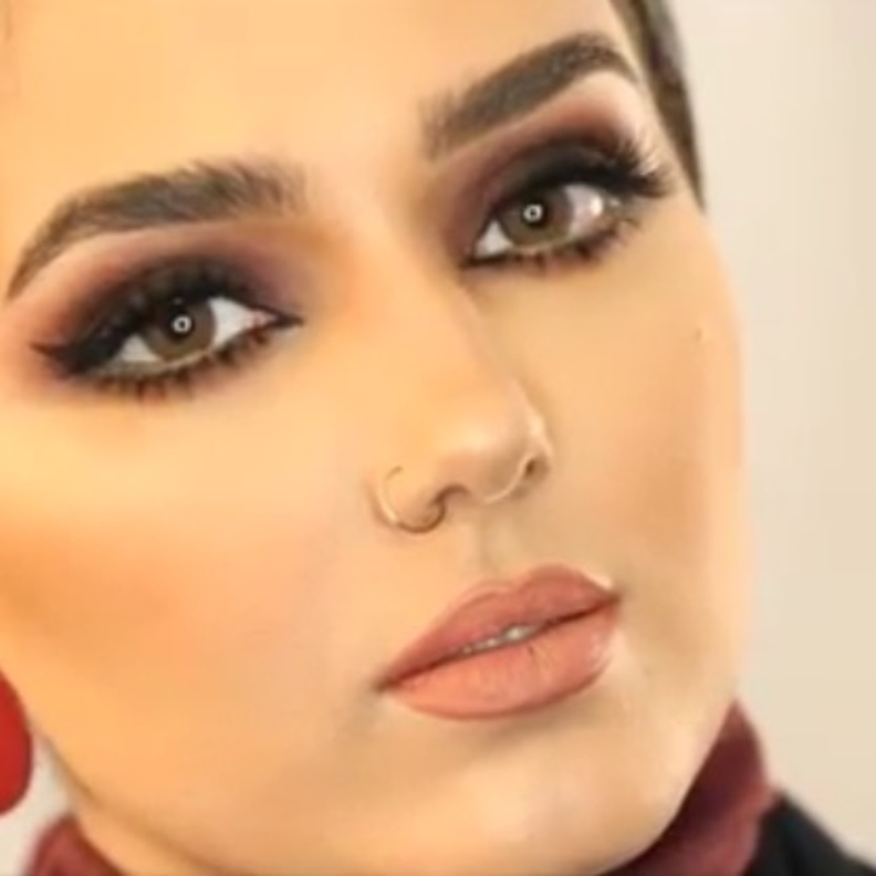 الرموش السفلية تعطي مساحة للعين 