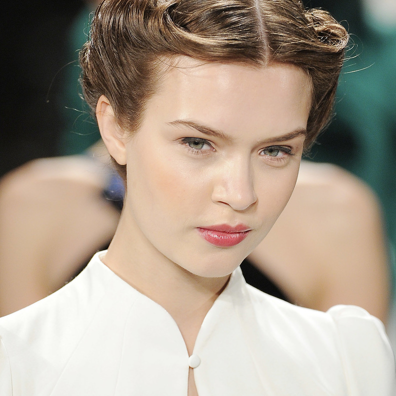 الريترو مع الشعر المرفوع