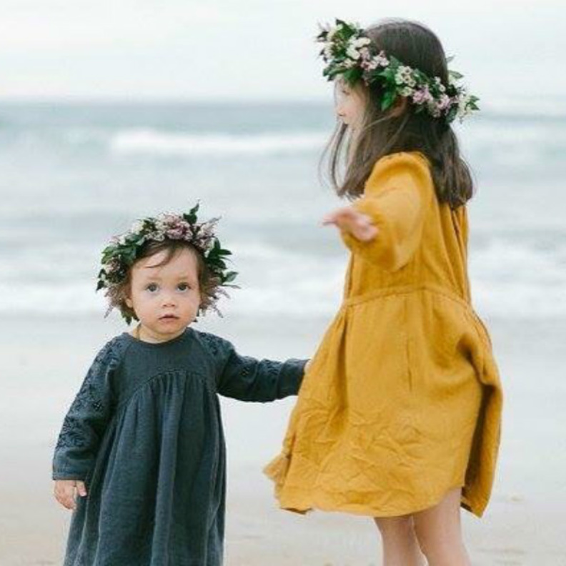 الزهور أكاليل على رأس البنات