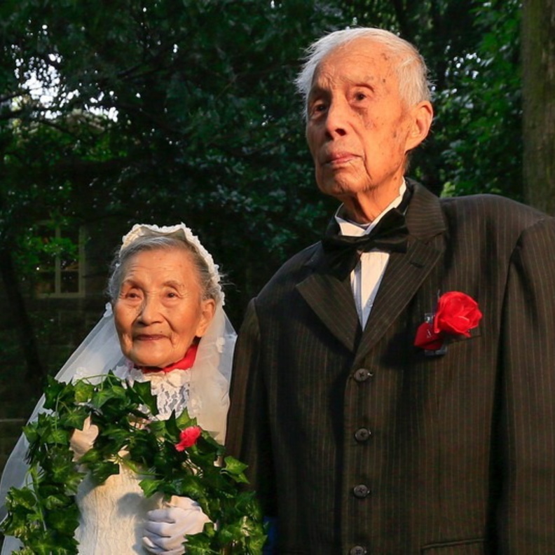 زوجان صينيان يعيدان صور زفافهما بعد 70 عاماً