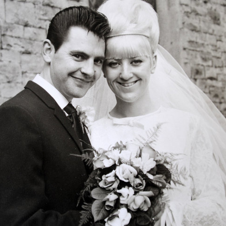 الزوجان كارل وجيم ستانفيلد في حفل زفافهما